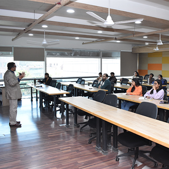IIM Udaipur hosts Prof. Debarshi Nandy for a talk on Retail Investors in SPACs vs. IPOs